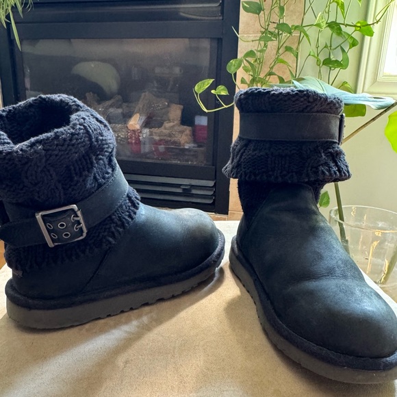UGG Cassidee Black Leather Sweater Knit Boots with Buckle Size 2 - Picture 4 of 6